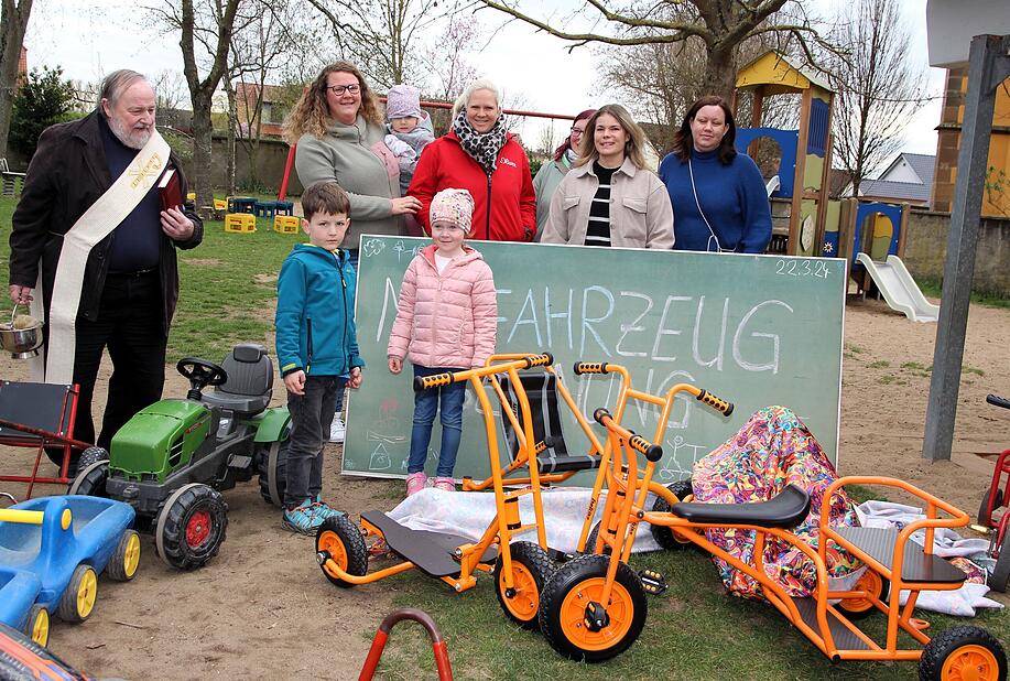 Kiga_Schwarzach_Fahrzeuge_gesegnet Caritasverband für den Landkreis Kitzingen e.V. – Fahrzeuge im Kindergarten gesegnet – Kinder brachten auch private Bikes und Roller mit