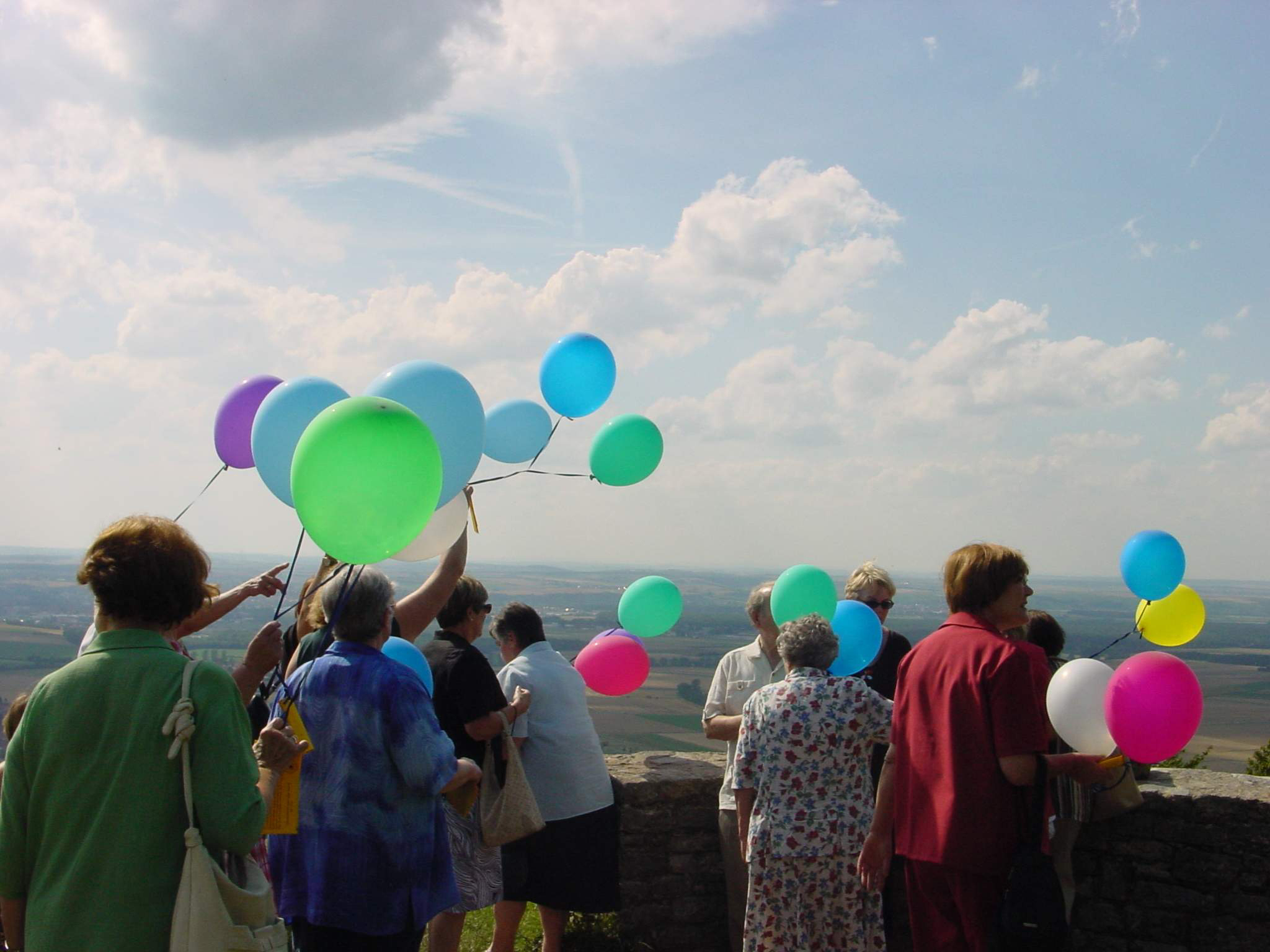 luftballonaktion ehrenamtliche auf dem schwanberg fotograf katrin anger us nachbarschaftshilfe